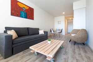 Estudio, vista a la ciudad | Área de sala de estar | Televisión LED 