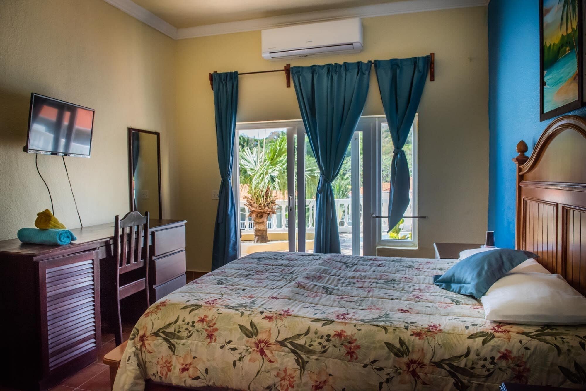 standard room + free snorkel trip | in-room safe, free wifi, bed sheets