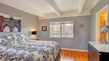 Apartment, 2 Schlafzimmer | 2 Schlafzimmer, laptopgeeigneter Arbeitsplatz, Bügeleisen/Bügelbrett