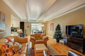 Apartment, 2 Schlafzimmer | Wohnbereich | Fernseher
