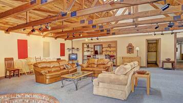 Apartment, 2 Schlafzimmer | Wohnbereich | Fernseher