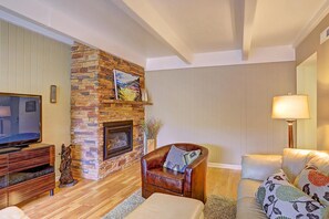 Condo, 2 chambres | Aire de séjour | Téléviseur