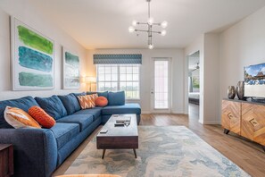 Apartamento de lujo, 3 habitaciones, no fumadores, vistas al lago | Zona de estar | Smart TV de 50 pulgadas con canales por cable