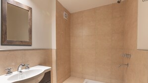 Estudio, vista al lago | Baño | Regadera, secadora de cabello, toallas 