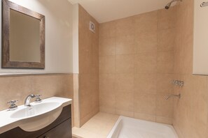 Studio, Seeblick | Badezimmer | Dusche, Haartrockner, Handtücher