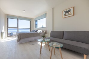 Estudio, vista al lago | Área de sala de estar | Televisión LED 