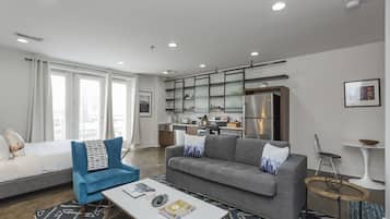 Studio Suite | Living area | Flat-screen TV