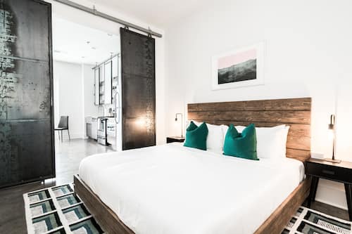 Suite, 1 habitación | Ropa de cama de alta calidad y muebles diferentes