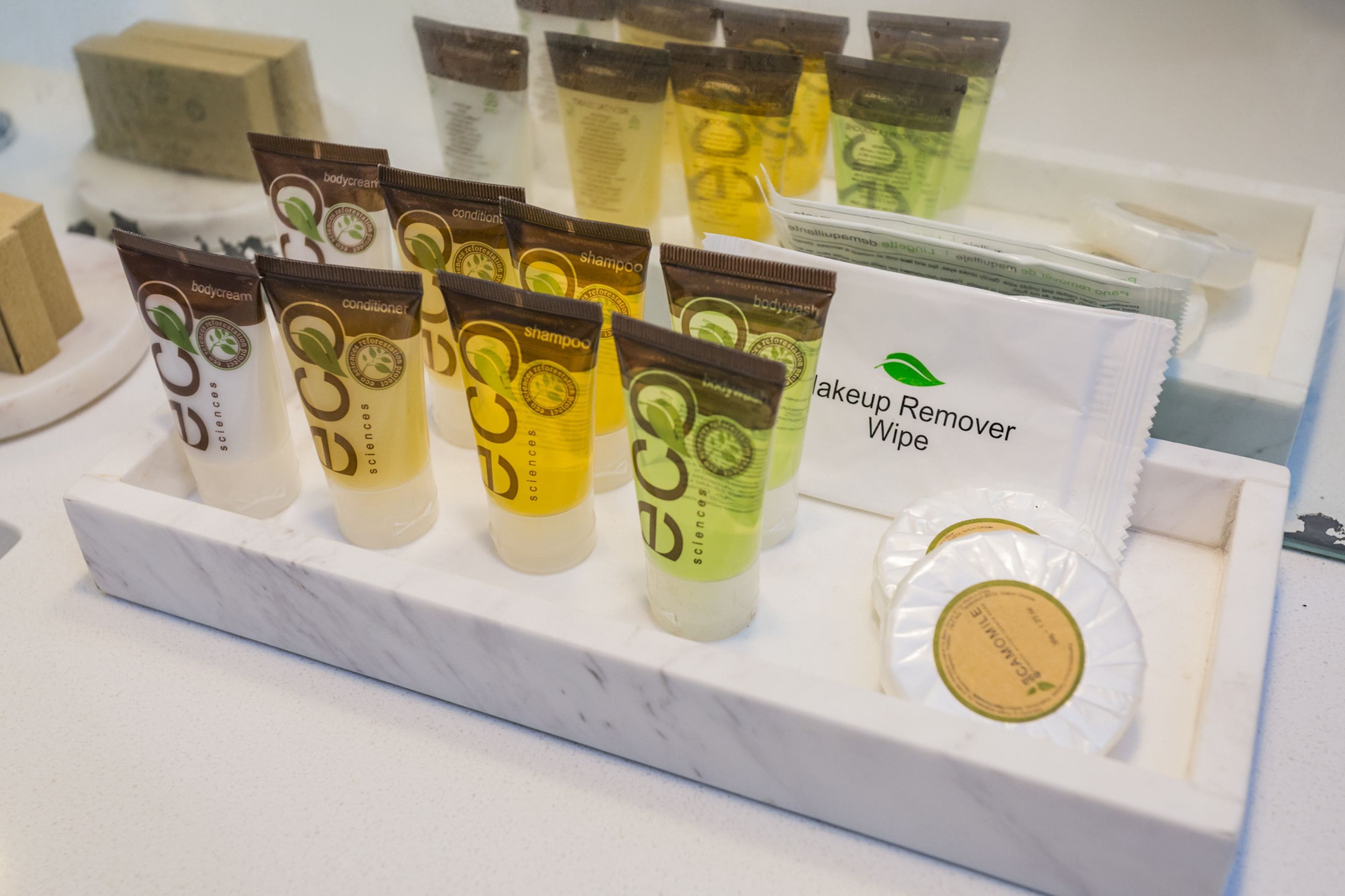 Een overzicht van diverse huidverzorgingsproducten, waaronder bodycrème, conditioner, shampoo en make-up doekjes.