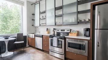 Deluxe Apartment, 1 King Bed with Sofa bed | Private kitchen | Full-sized fridge, microwave, oven, stovetop