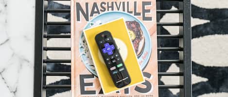 Een tijdschrift met de titel 'Nashville Eats' met een afstandsbediening erop.