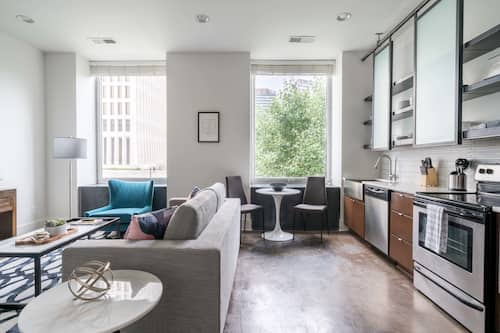 Departamento Deluxe, 1 cama King size y sofá cama | Área de sala de estar | Televisión de pantalla plana