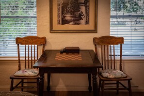 Deluxe Room, 1 Queen Bed, Upstairs (Cypress Fairway 2) | Living area