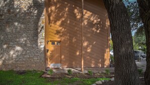 Un bâtiment doté d’une façade en pierre et d’une porte en bois.
