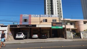 Un bâtiment avec une enseigne indiquant « Lindainfo Equipamentos de Serviços » et une autre indiquant « Revendeur agréé ».
