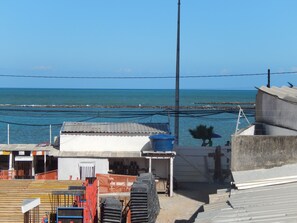 A coastal area with buildings, a pier, and the sea. - Casa em Olinda Casa Caiada (Olinda)