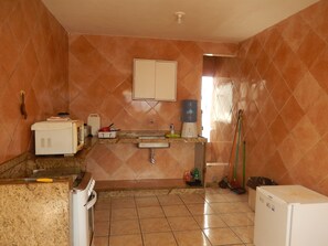 Frigorífic, microones, forn i utensilis de cuina, vaixella i coberteria