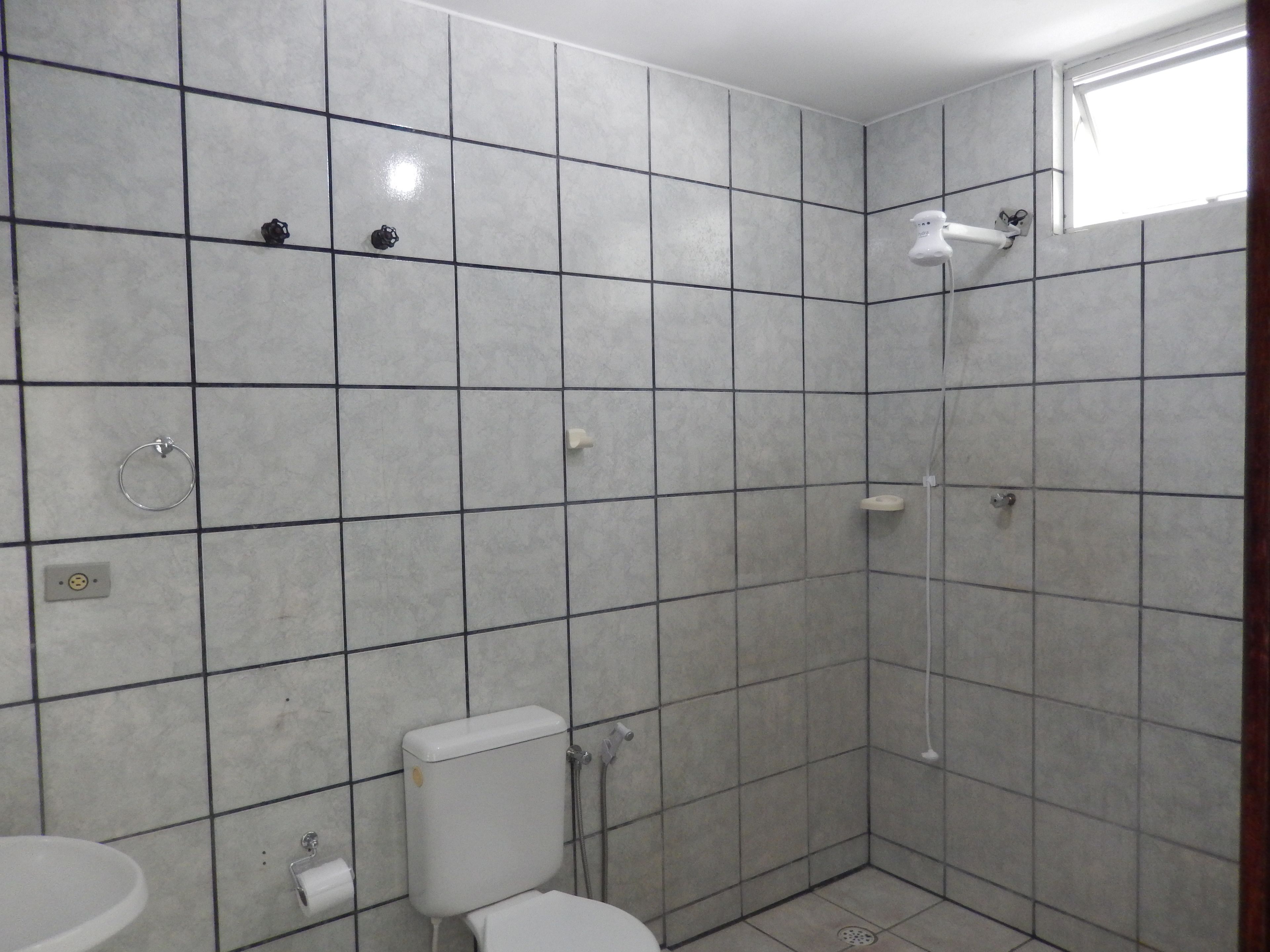 Chuveiro, bidê, toalhas de banho 
