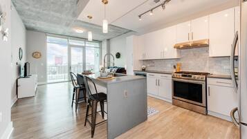 Classic Apartment, 1 Bedroom, Accessible, Kitchen | Private kitchen | Full-sized fridge, microwave, oven, stovetop