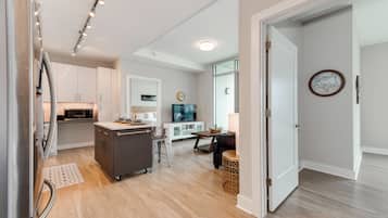 Premier Apartment, 2 Bedrooms, Accessible, Kitchen | Living area | 40-inch Smart TV with digital channels, TV, Netflix