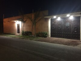 Fachada de la propiedad por la tarde o noche