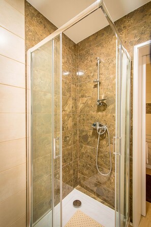 Apartment, 1 Schlafzimmer, Stadtblick (Calla Lily) | Dusche im Bad