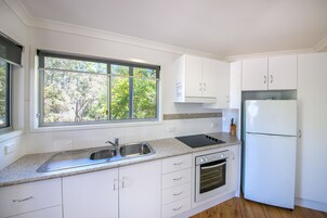Apartamento Deluxe, 1 cama de matrimonio | Cocina privada | Frigorífico grande, microondas, horno y placa de cocina