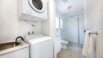 Deluxe Apartment, 1 Queen Bed | Bathroom | Shower, free toiletries, hair dryer, towels