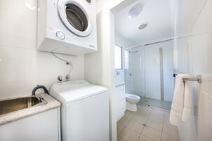 Deluxe Apartment, 1 Queen Bed | Bathroom | Shower, free toiletries, hair dryer, towels