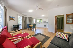 Apartamento Deluxe, 1 cama de matrimonio | Sala de estar | Una televisión de pantalla plana