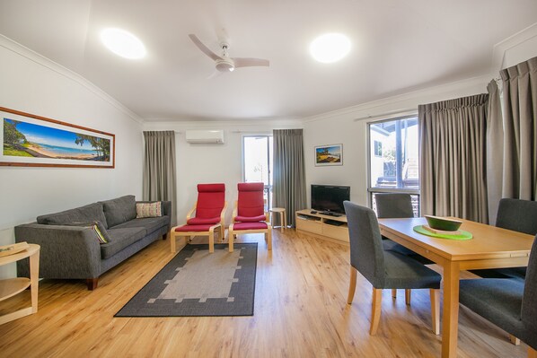 Interior - Sunset Cabins 1770 (Seventeen Seventy)