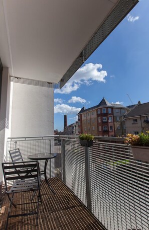 Balcony - Bright 2BR Flat in Edinburgh W/balcony For 6 (Edinburgh)