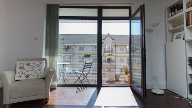 Living area - Bright 2BR Flat in Edinburgh W/balcony For 6 (Edinburgh)