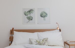 Iron/ironing board, free WiFi - Bright 2BR Flat in Edinburgh W/balcony For 6 (Edinburgh)