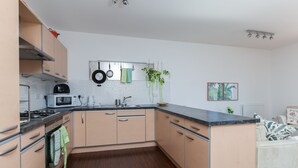Private kitchen - Bright 2BR Flat in Edinburgh W/balcony For 6 (Edinburgh)