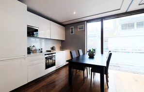Microwave, espresso maker, cookware/dishes/utensils - Luxurious Modern 1BR Soho Flat For 4 (London)