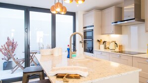 Private kitchen - Sleek, High end House Next to Brighton Station (Brighton)