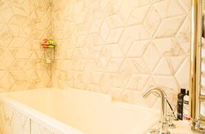 Deep-soaking bathtub