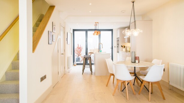 In-room dining - Sleek, High end House Next to Brighton Station (Brighton)