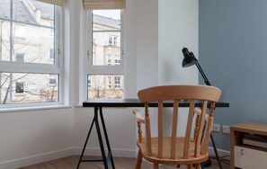 In-room dining - Clean, Cosy 2BR Leith Walk Flat for 5 (Edinburgh)