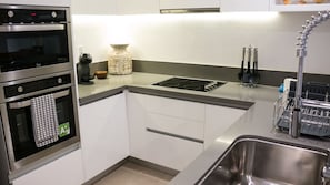 Full-size fridge, microwave, stovetop, dishwasher