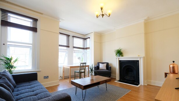 Living area - Bright and Spacious 2 Bedroom Flat in Leytonstone (London)