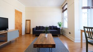 Living area - Bright and Spacious 2 Bedroom Flat in Leytonstone (London)