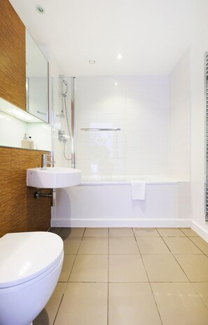 Tina y regadera independientes y amenidades de baño gratuitas 