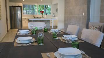 House (3 Bedrooms) | In-room dining