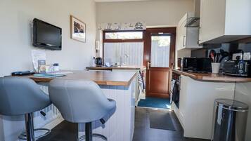 Småhus | Eget kjøkken | Høy barnestol og kjøkkenutstyr