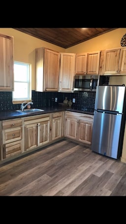 Emory Suite | Private kitchenette | Mini-fridge, coffee/tea maker