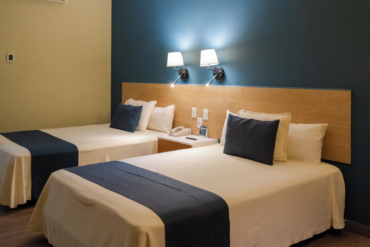 Habitación estándar, 2 camas matrimoniales, vista a la ciudad | Caja de seguridad en la habitación, cortinas blackout y cunas gratuitas