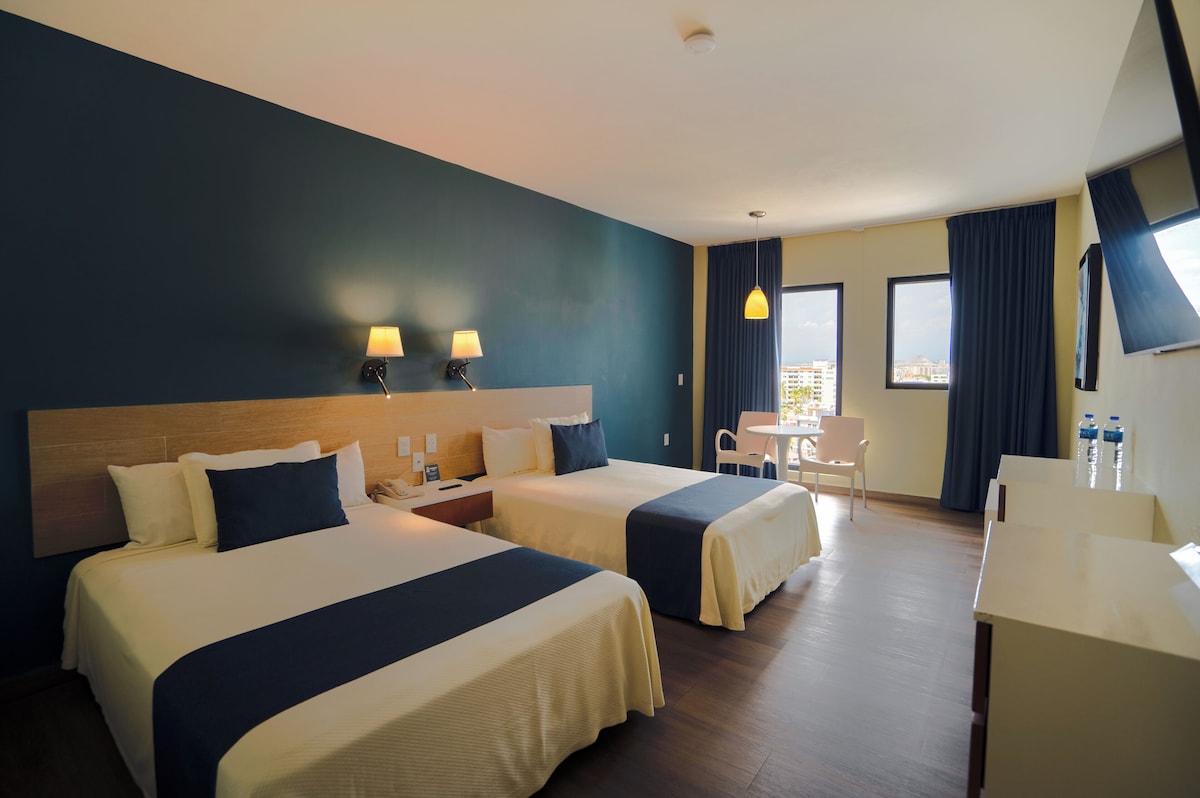 Habitación estándar, 2 camas matrimoniales, vista a la ciudad | Caja de seguridad en la habitación, cortinas blackout y cunas gratuitas