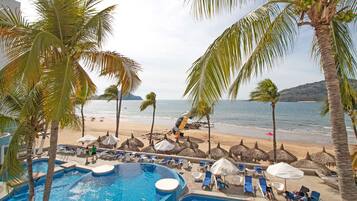 Una piscina al aire libre, sillones reclinables de piscina